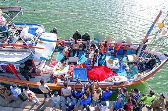දික්ඕවිට වරායට  රැගෙන ආ ධීවර යාත්‍රාවේ කෝටි400කට අධික හෙරොයින්