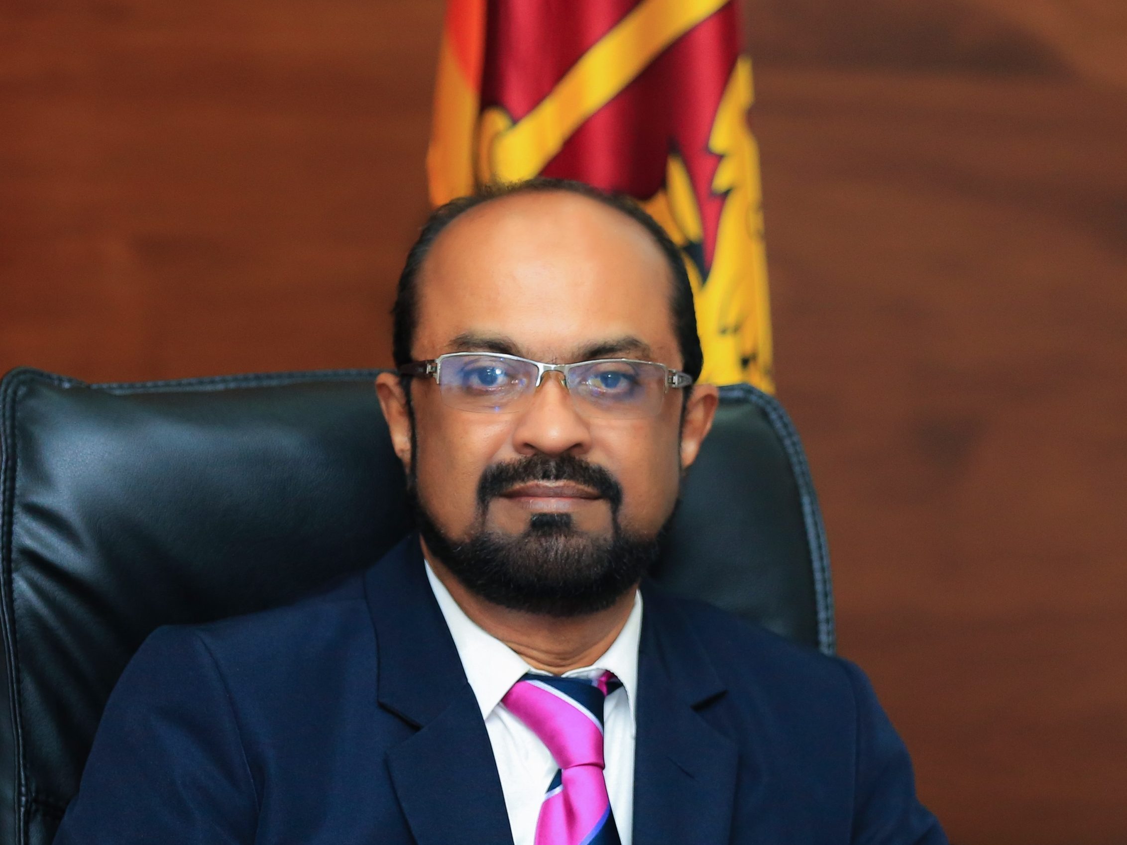 බලශක්ති ඇමති සහ ලේකම් ඉල්ලා අස්වෙයි