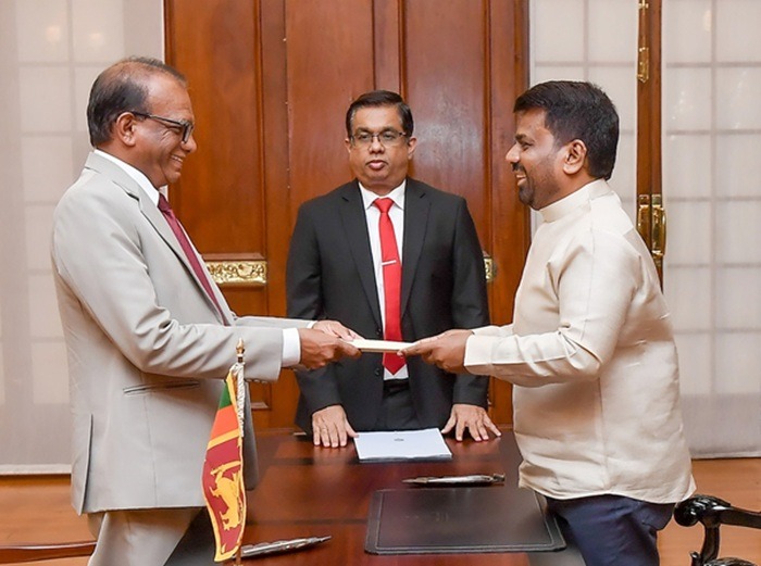   අනුර කරුණාතිලක බලශක්ති අමාත්‍යවරයා ලෙස  ඊයෙ (20) පස්වරුවේ දිවුරුම් දෙයි