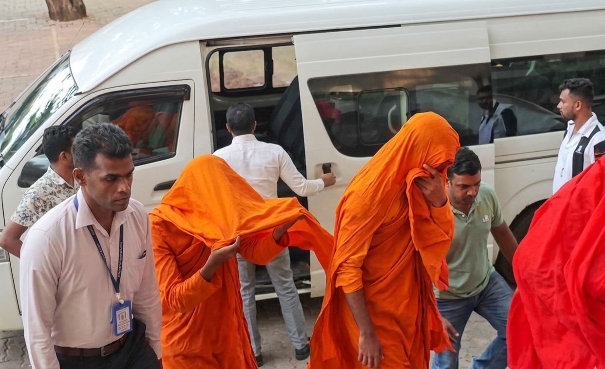 කටුනායකදී අත්අඩංගුවට ගත් චීවරධාරීන්ට රැඳවුම් නියෝග